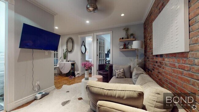Building Photo - 424 E 9th St Unit 7 Rental