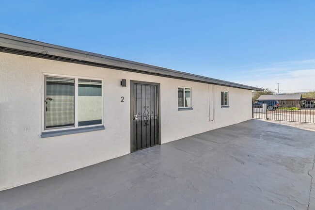 Building Photo - AFFORDABLE 2 BEDROOM HOME IN A CONVENIENT PHOENIX LOCATION Unit 2