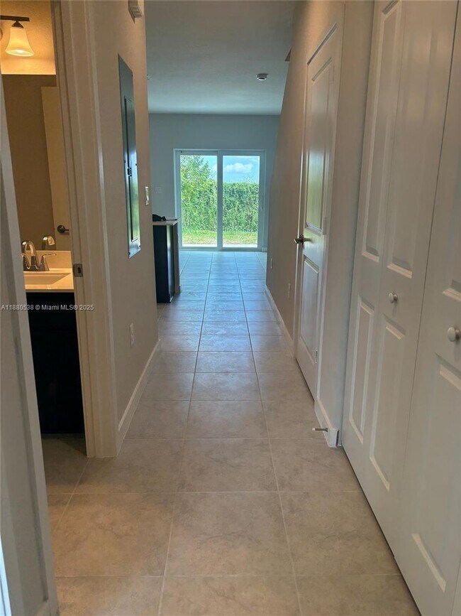 Photo - 1022 W Davis Pkwy