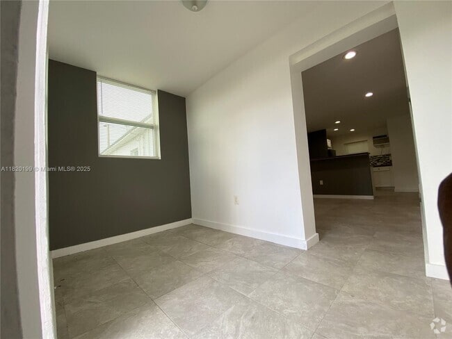 Building Photo - 1351 NW 45th St Unit 2 Rental