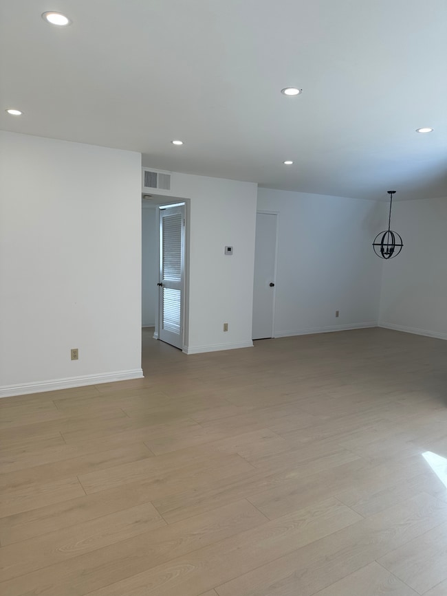 Building Photo - 231 N Isabel St Unit 8