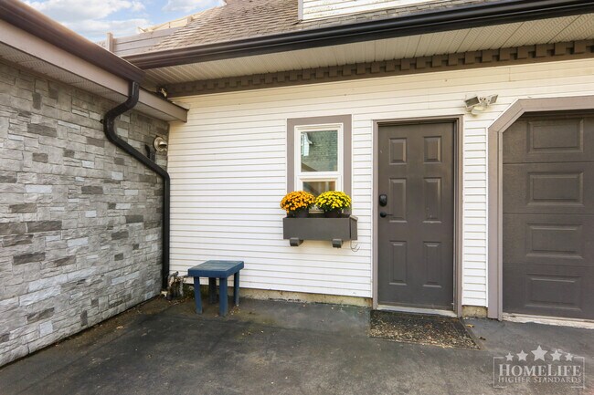 Charming 3-Bedroom Coach Home in Peaceful Fairfield Island