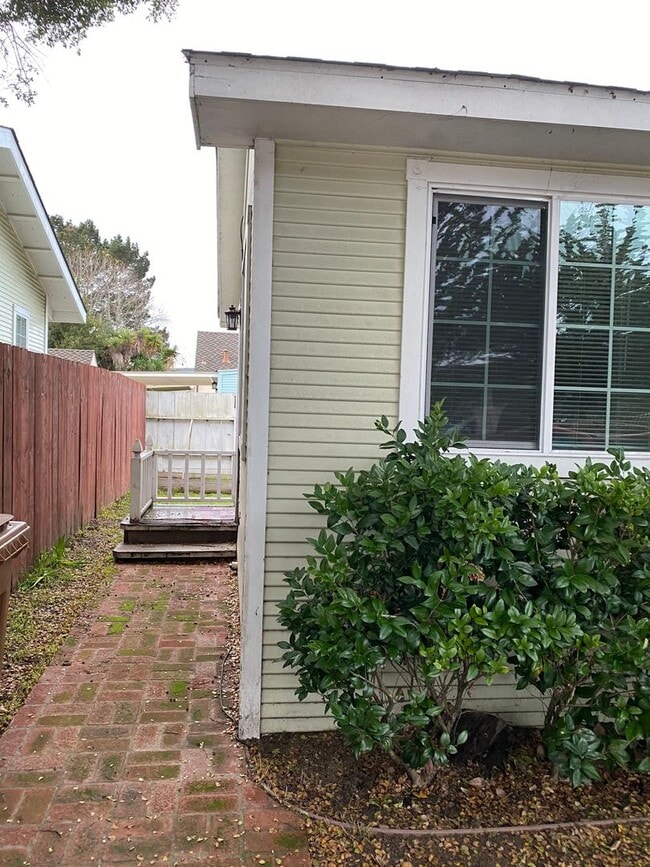 Building Photo - Two bedroom one bath home walking distance to beach and Naval Postgraduate School