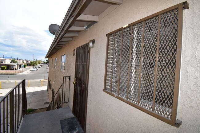 Building Photo - 2 Bedroom Apt- Downtown -  NO PETS Unit D