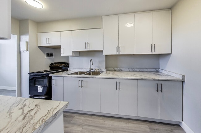 Building Photo - Centennial Tower Unit 1404