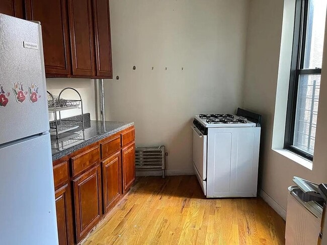 Photo - 351 E 21st St