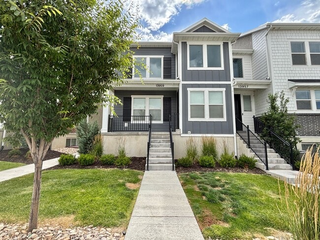 Building Photo - Gorgeous Poolside Corner Townhome at Mountain Ridge!