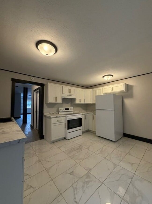 Building Photo - 317 Main St Unit Lower