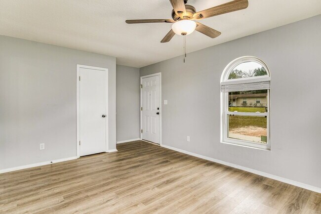 Photo - BRIGHT AND BEAUTIFUL HOME, CENTRALLY LOCATED!