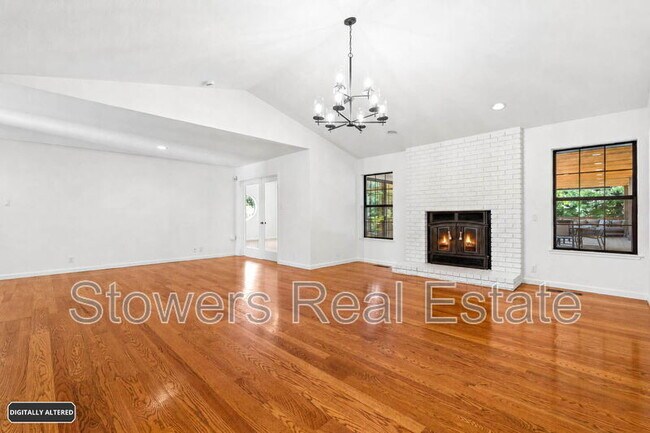 1121 Douglas Ct