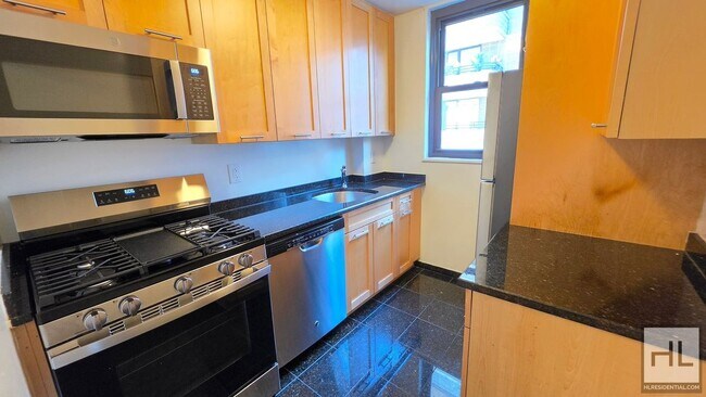 Sunlit 11th-Floor Corner 1-Bed with Skyline Views in Turtle Bay