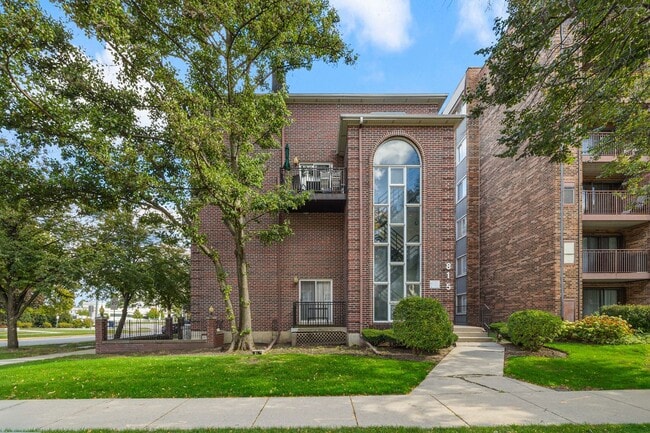 Building Photo - 815 Pearson St Unit 10