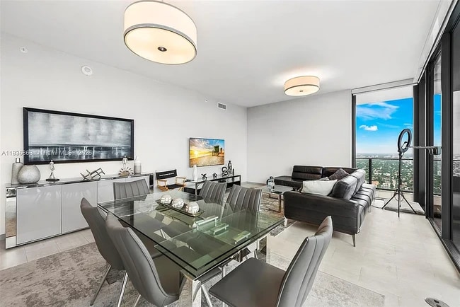 Building Photo - 1000 Brickell Plz Unit PENTHOUSE 5307