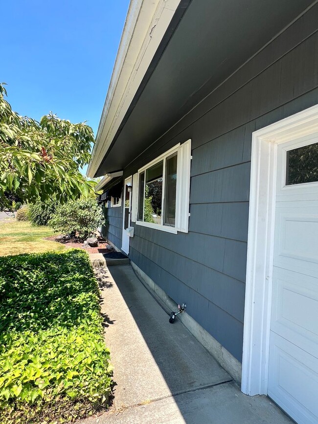 Photo - 3 Bedroom, 1 bath House in NW Corvallis of off Circle Blvd