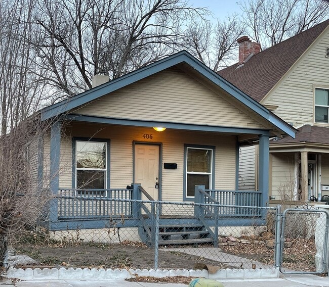 Building Photo - Downtown Cottage Newly Painted walls!