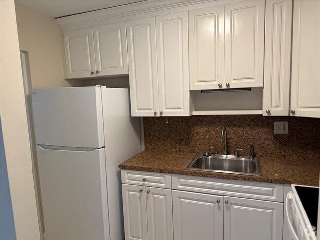 Building Photo - 2420 SE 17th St Unit 201C Rental