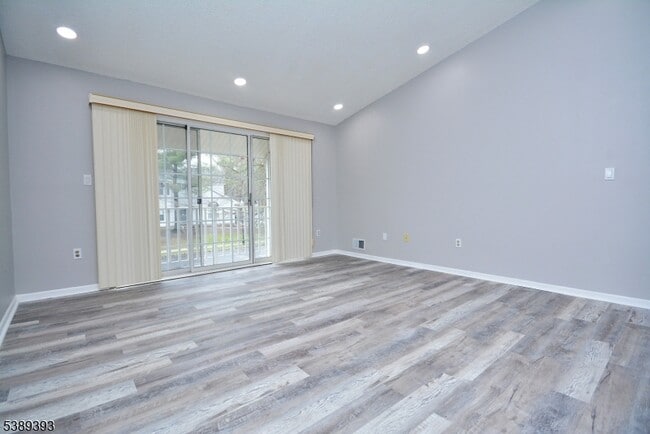 Photo - 125 Sapphire Ln