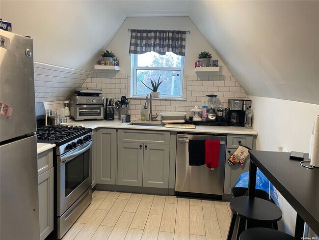 Photo - 116-44 220th St