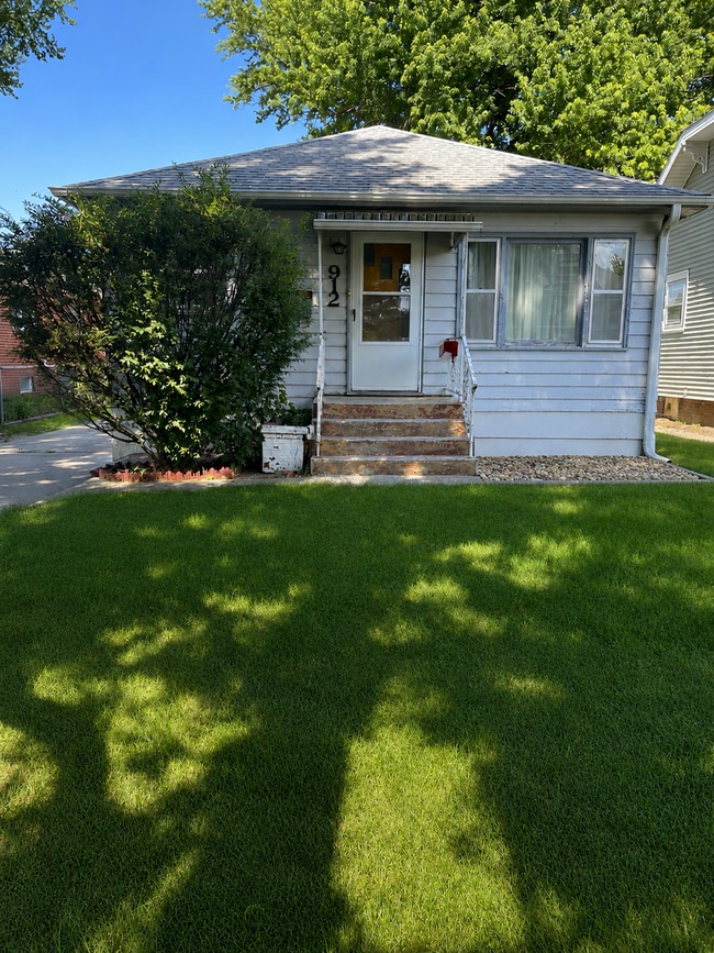 Building Photo - Spacious 2 Bedroom, 2 Bath Home with Bonus Space and a Single Car Garage