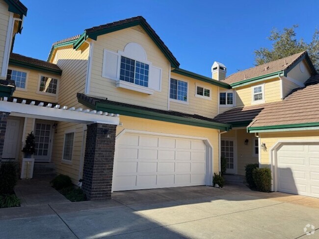 Building Photo - 2 story Clayton townhome, golf course views!