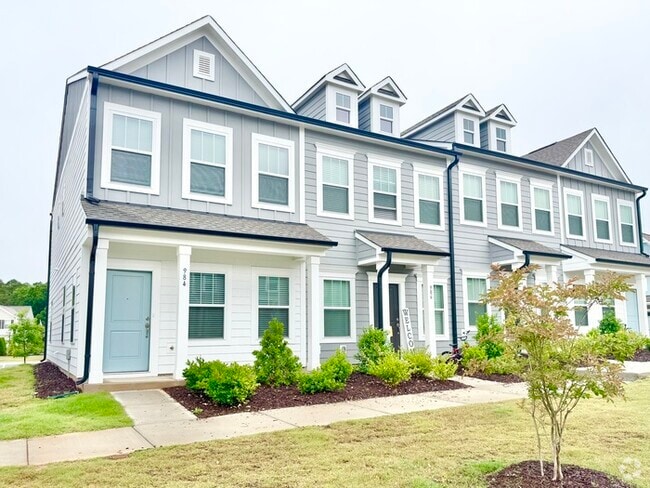 Building Photo - Charming two bedroom 2 1/2 bath townhome