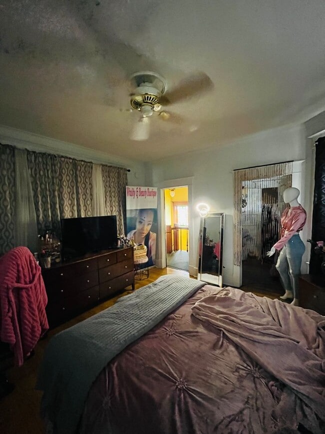 Photo - Large 3 bedroom on a great quiet street. Apartment Unit Parkwood Blvd.1305-2