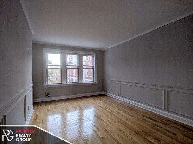 Photo - 542 W Surf St Apartments Unit W3