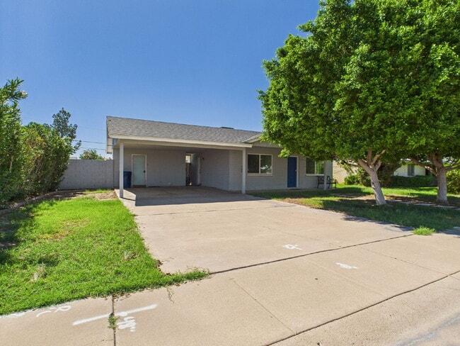 Fully furnished with a pool - MOVE IN SPECIAL $500 OFF