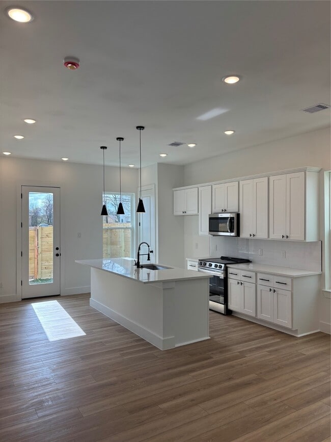 Photo - 1464 Ferguson Way