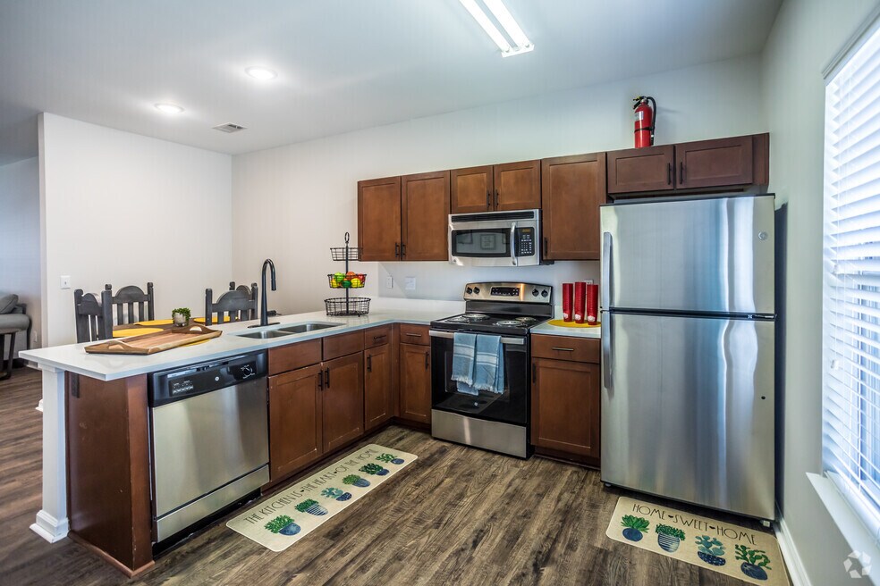 3 BR, 3 BA - 1400SF