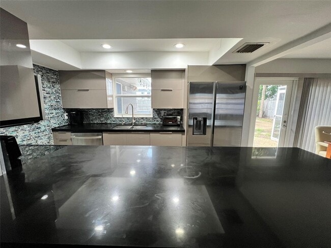 Building Photo - 1410 NE 56th Ct Rental