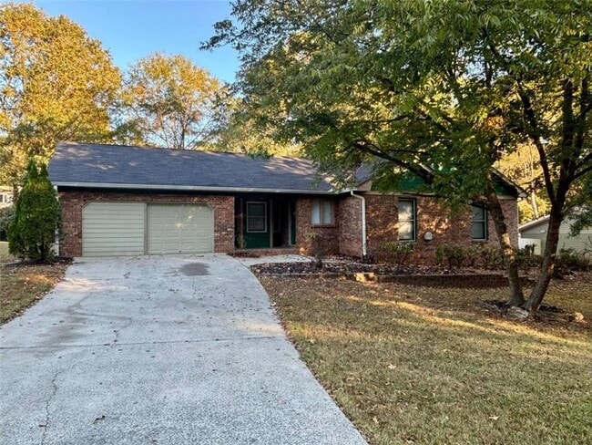 Building Photo - 2021 N Oak Dr