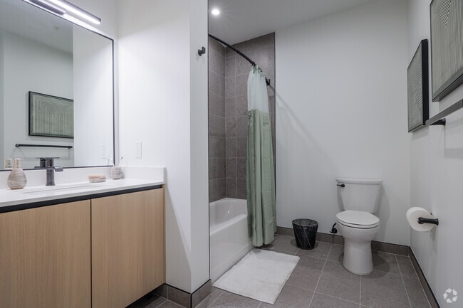 1 habitación, 1 baño, 785 pies cuadrados, baño