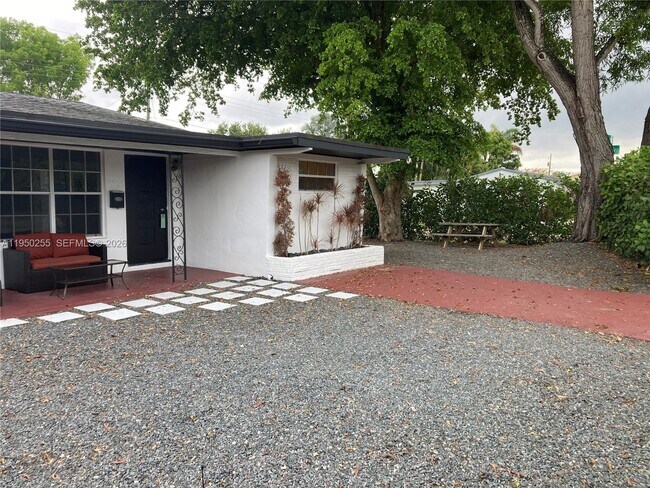 Photo - 5720 Sheridan St