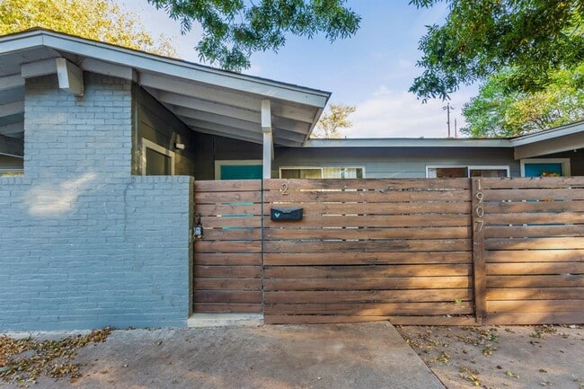 Photo - 1907 Fairlawn Ln