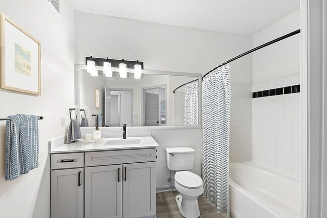 2x1 1087 sqft B1U - Bathroom_001