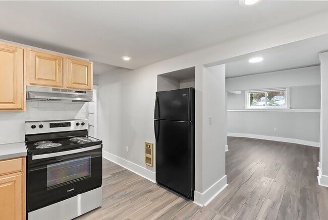 Photo - Farrah Apartments: Leasing Specials! 1 & 2...