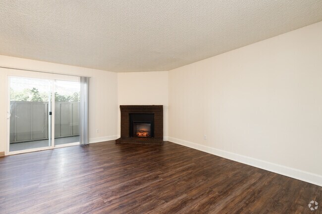 2BR, 2BA - 1050SF