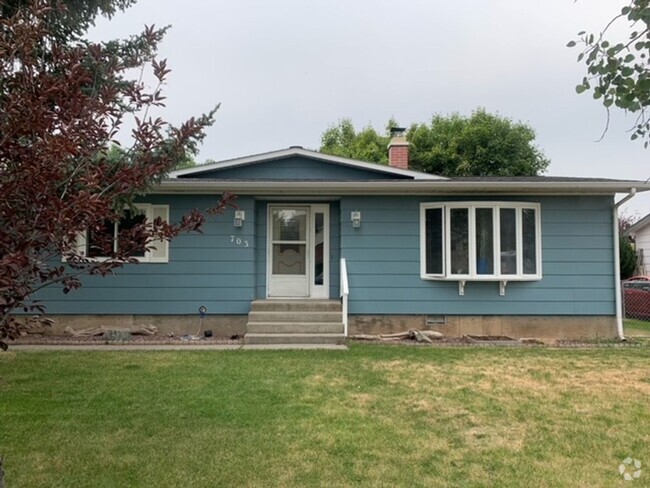 Building Photo - Cozy Stand Alone Home with Fenced Yard