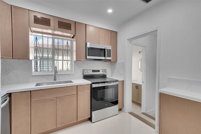 Photo - 330 SW 48th Ave