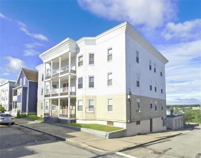 Building Photo - 124 Burnside Ave Unit 3L