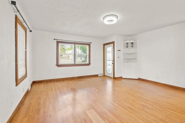 Photo - 1520 W 9th St