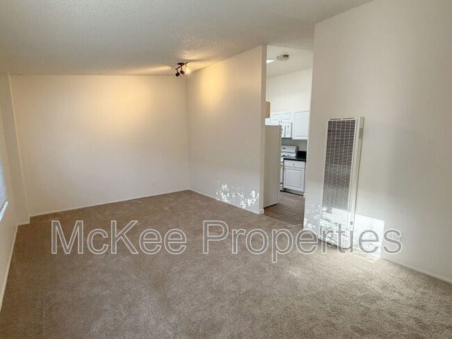3028 Juniper St Unidad 4