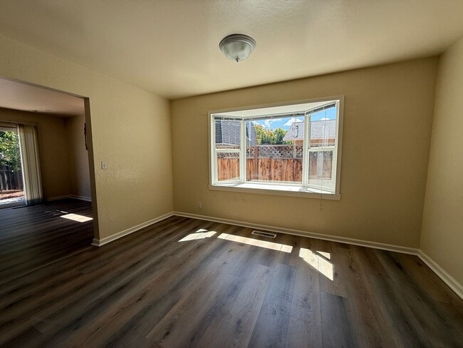 Photo - 1420 Primrose Way