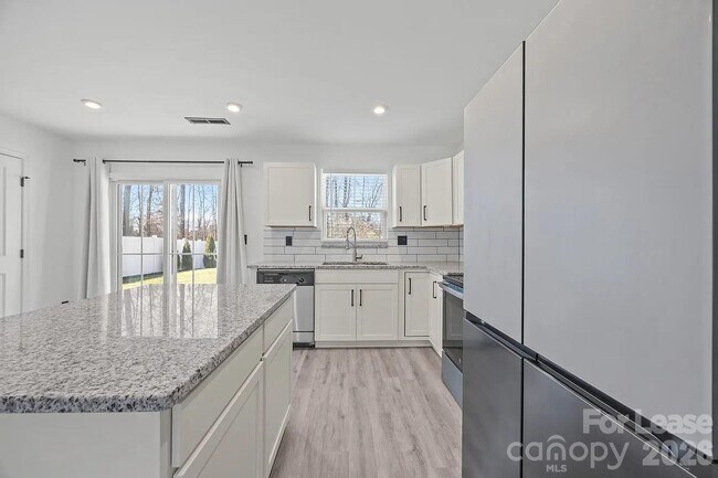 Photo - 1820 Hooper Court