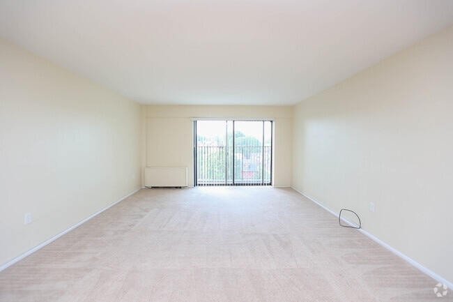 1BR, 1BA - 750 SF - Living Room - Maxon Towers