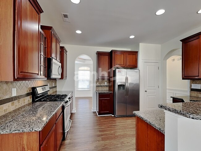 Photo - 8100 Lynwood Square