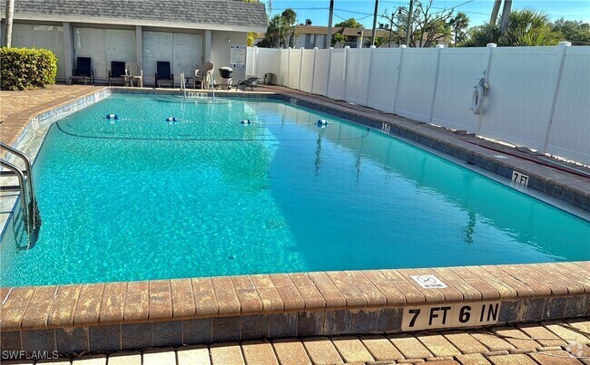 Building Photo - 1849 Maravilla Ave Unit C14 Rental
