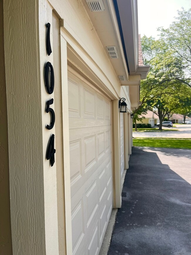Photo - 1054 Deerpath Ct