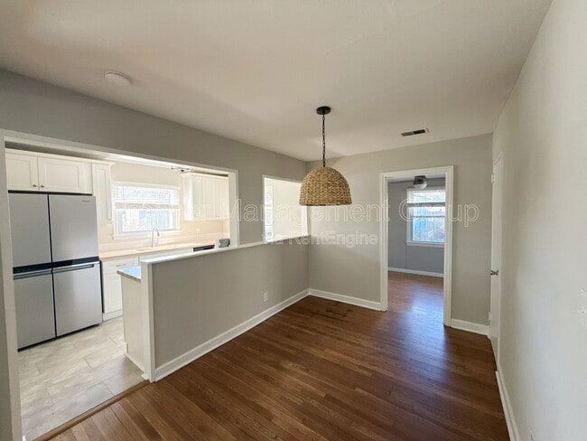 Photo - 1214 Hawthorne Cir